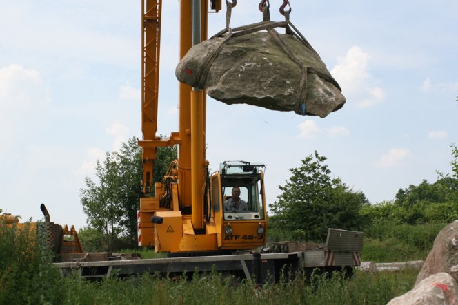 die Findlinge werden abgeladen