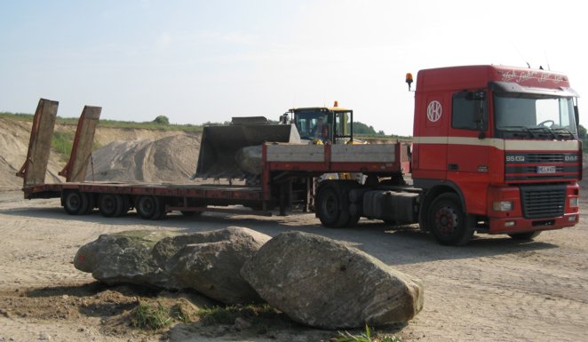 Findlinge werden auf Tieflader verladen